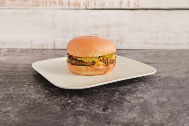 Classic cheeseburger at Junior's McPhillips